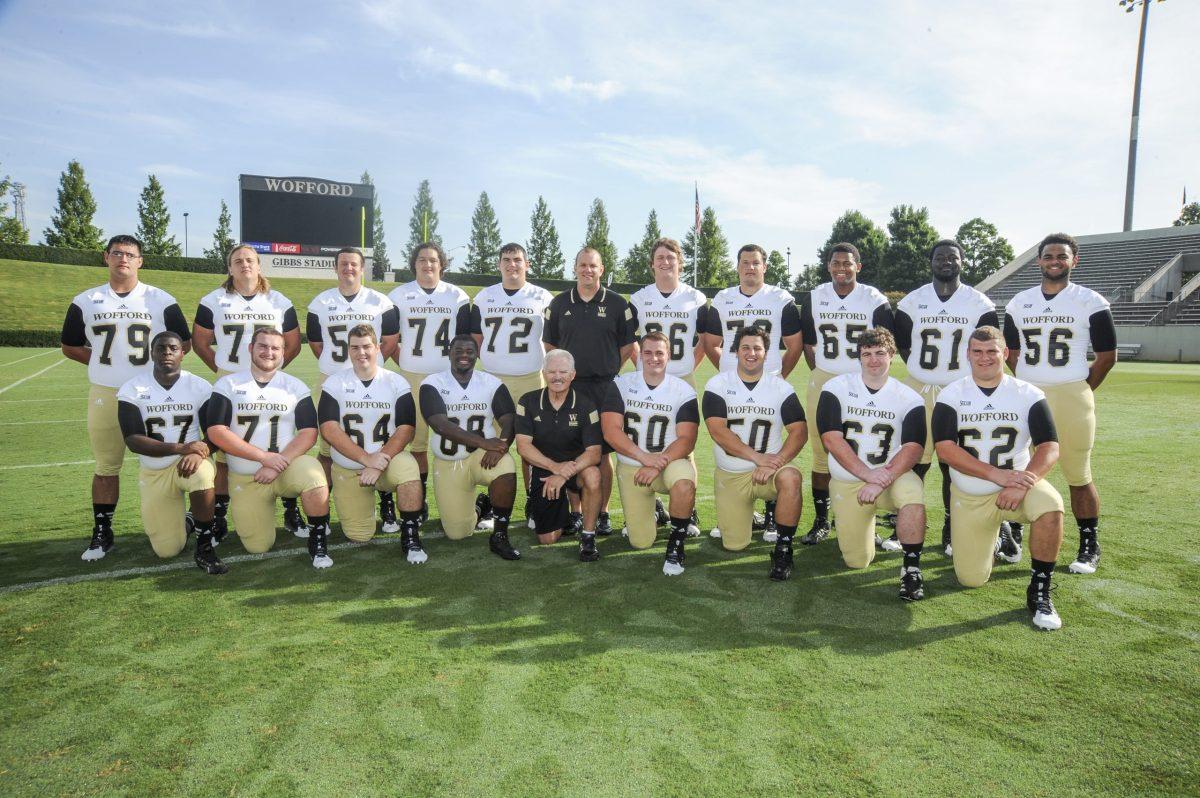 2014 offensive linemen pose for their team picture