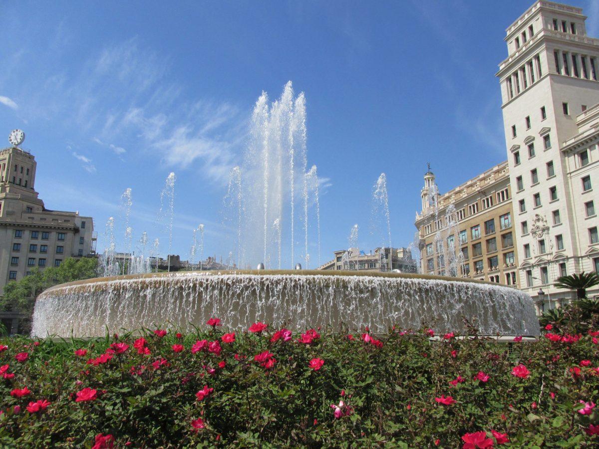 The fountains in Plaça Catalunya were finally uncovered for the festival of Sant Jordi. Similar to Valentine’s Day, men traditionally give flowers to women while women give books to men, though no romantic interest is necessary.
