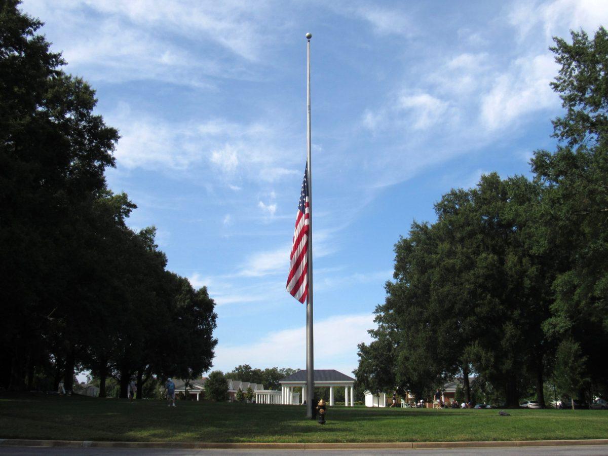 Wofford%E2%80%99s+flag+behind+Old+Main+at+half+staff+in+remembrance+of+the+nation%E2%80%99s+second+female+Supreme+Court+judge.