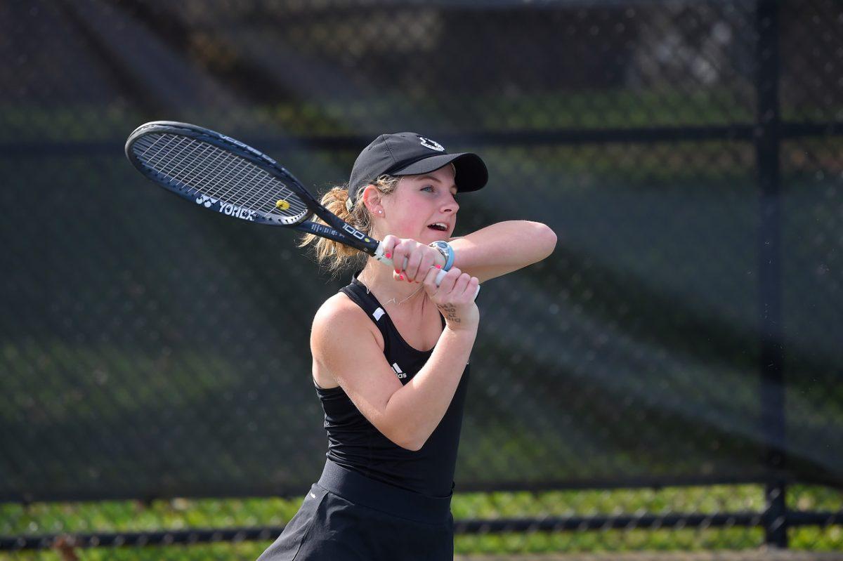 Georgia Fischer ‘23 competing in a tennis match. Women’s Tennis has been more fortunate than many other college programs during the pandemic. Photo courtesy of Natalie Aversano.