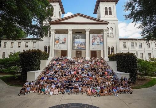 Class picture of Wofford’s class of 2025 on steps of Old Main during orientation week. Photo courtesy of SmugMug.