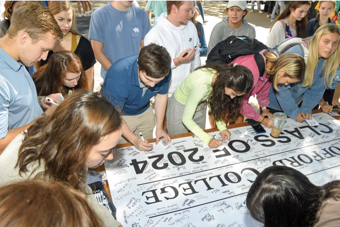Class of 2024 at the class photo and banner signing. These were some of the events held during Sophomore Week. Photo courtesy of Smugnug. 
