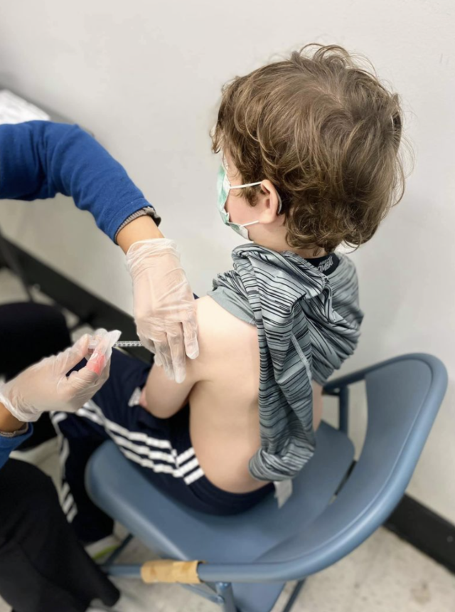 Photo courtesy of  Wikimedia Commons.
A child receives COVID-19 vaccine. Wofford’s partnership with IFYC gives students the opportunity to encourage children and adults to become vaccinated. 