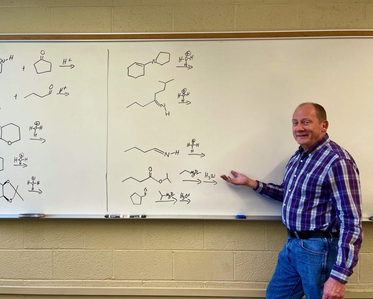 Photo by Anna Lee Hoffman.
Dr. Bass working out an organic chemistry problem with students. Bass is retiring after 34 years of teaching at Wofford.