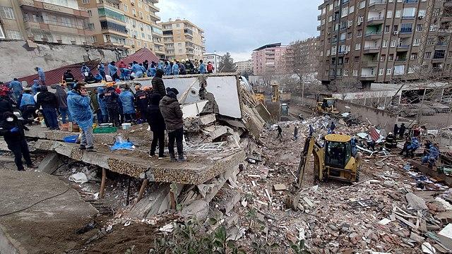  Photo courtesy of Wikimedia
Turkish citizens looking at the destruction left by the earthquake and its many aftershocks