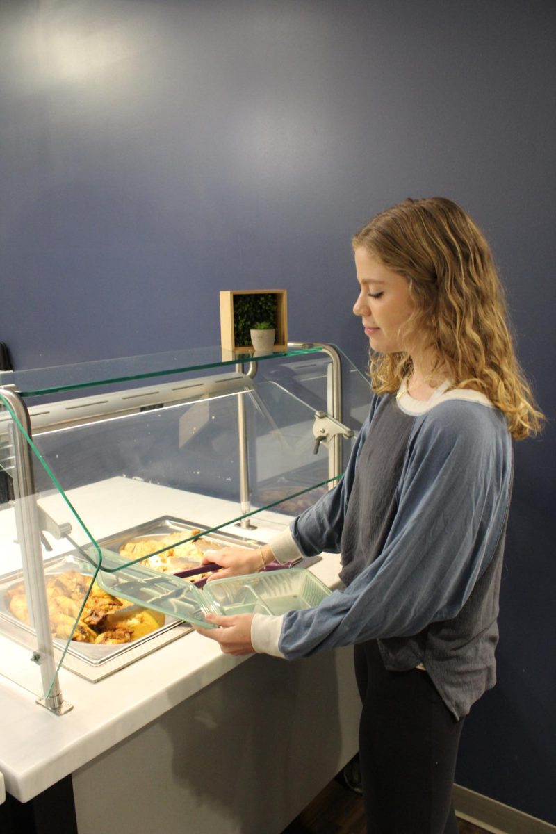 McNally Sowell ‘26 fills her Ecobox at Burwell.  Burwell now offers reusable boxes for students to take meals to-go.