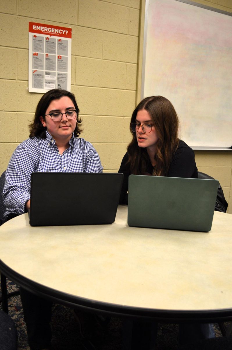 Students Kaelyn Emon ‘24 and Caroline Watson ‘24 discuss future plans of the Innocence Project at Wofford. On Dec. 7, there was a letter writing opportunity for students to write holiday cards to those incarcerated. 